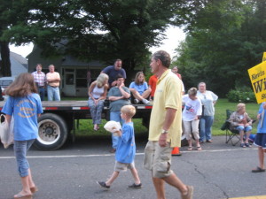 State Rep. Kevin Wiktos (R-17) campaigning for Senate seat district 8 in Hartland 2008 with E. Simone volunteer candy thrower.